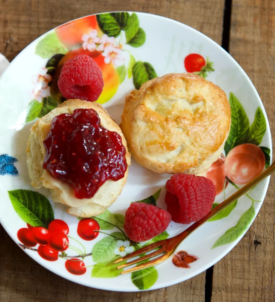 Scone con clotted cream y mermelada