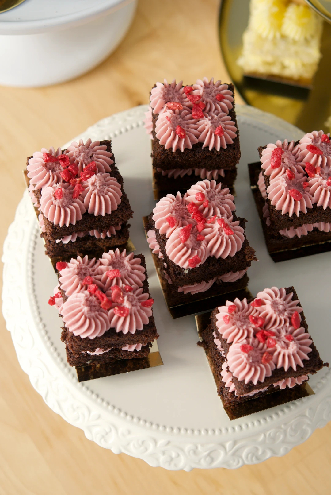 Brownie con crema de fresitas y queso