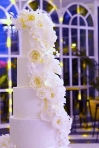 Tarta de boda de 6 pisos con encaje comestible