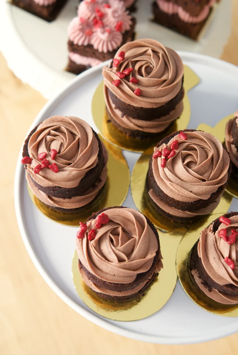 Tarta de chocolate Belga y cacao, rellena de mousse de chocolate con leche y frambuesas.