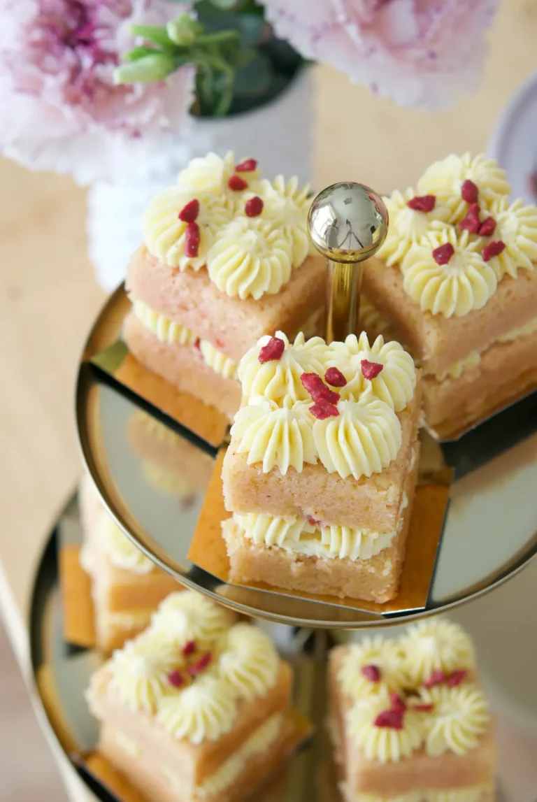Tarta de rosas y almendras rellena con crema vainilla y reducción de frambuesas y cava.