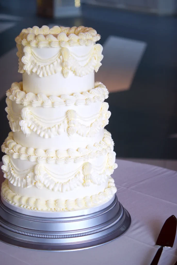 Hand-piped garlands and waves turning buttercream into lace