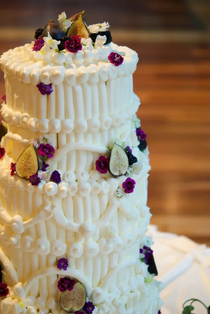 Close-up of Maxi Vintage buttercream piping on a wedding cake by Mericakes