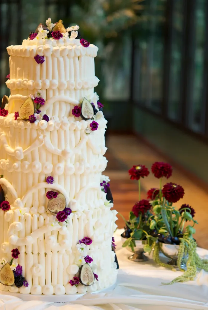 lambeth-cake-piping-details-barcelona-mericakes.webp Detail of hand-piped vintage garlands and borders on a wedding cake