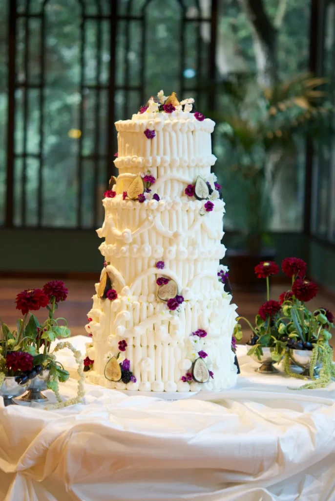 Vintage wedding cake in Barcelona with Maxi Vintage piping, fresh figs and edible flowers at Bell Recó