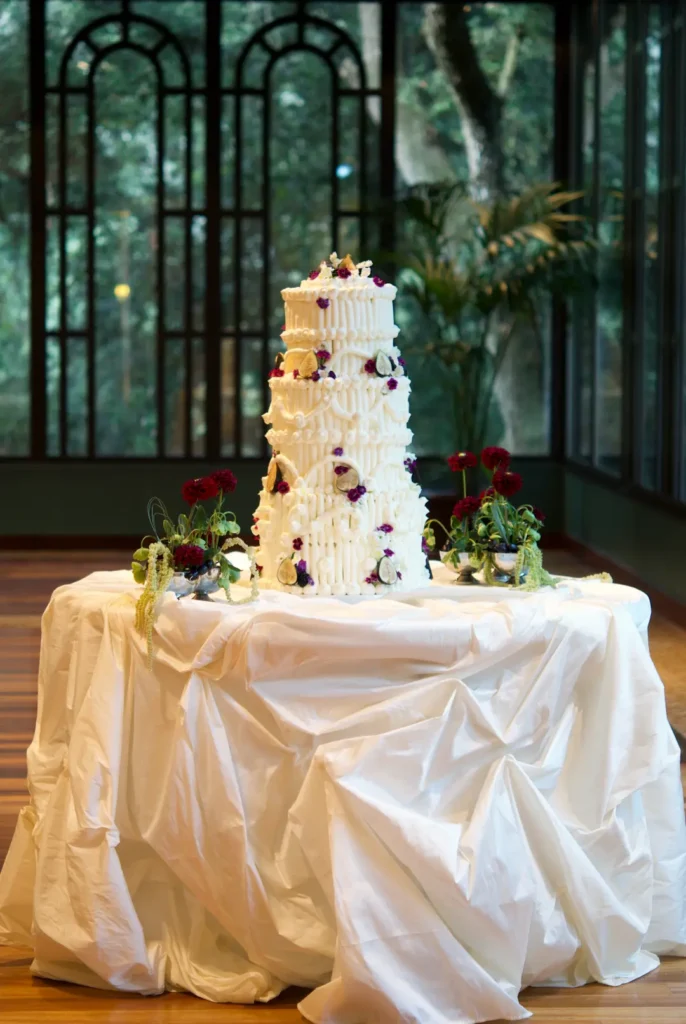 Maxi Vintage wedding cake decorated with figs and blackberries at Bell Recó, Barcelona