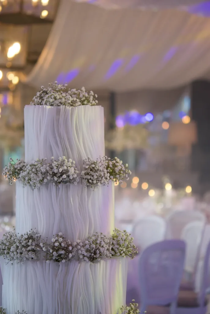 Detail of the movement created with wafer paper on a white wedding cake