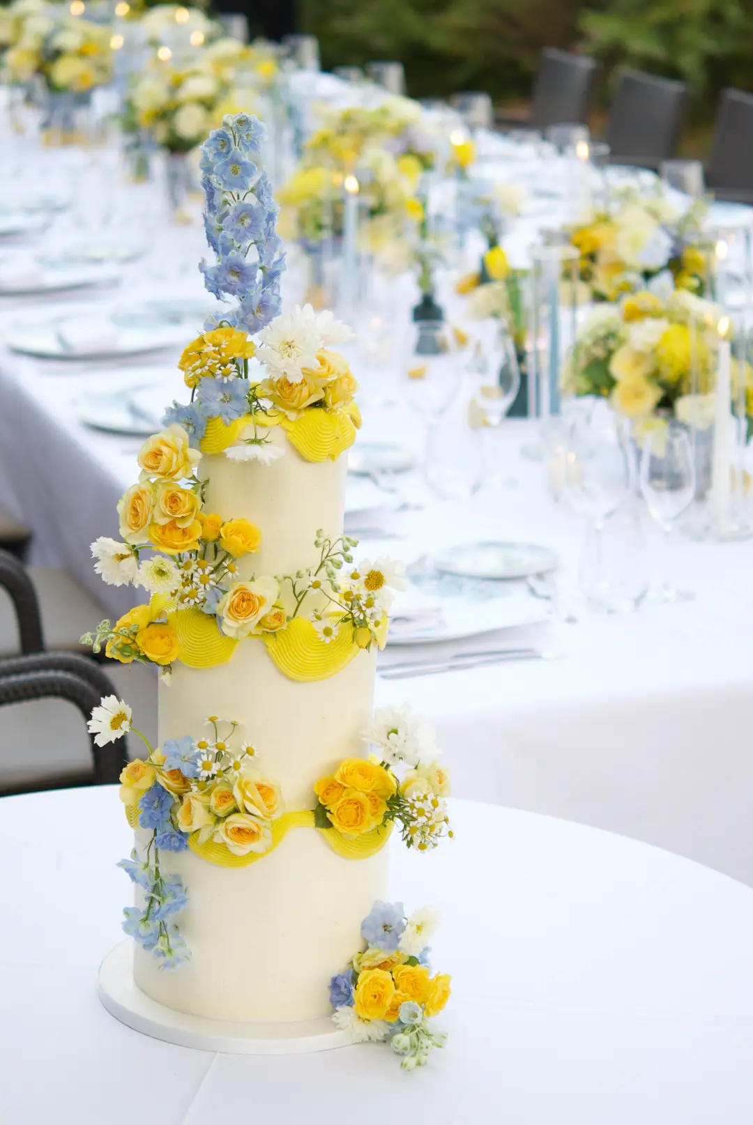 yellow-blue-wedding-cake-reception-mericakes-barcelona-mimosa-cake