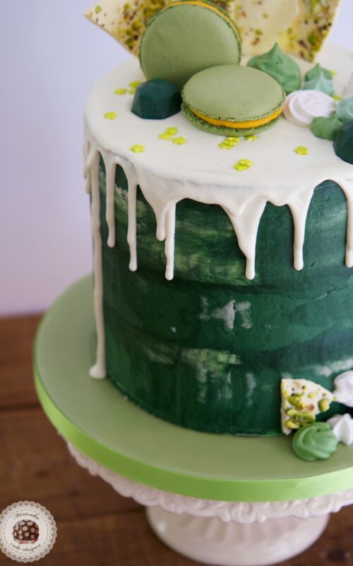 Drip Cake Green Love, tartas decoradas, tartas barcelona, mericakes, macarons, green cake, pistachio, chocolate, toffee, meringue kisses 3