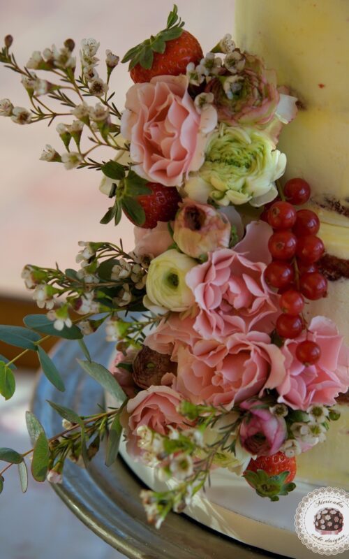 Flowers and Fruit Semi Naked Wedding Cake, tarta de boda, mericakes, strawberry, red velvet, barcelona wedding, fresh flowers 12