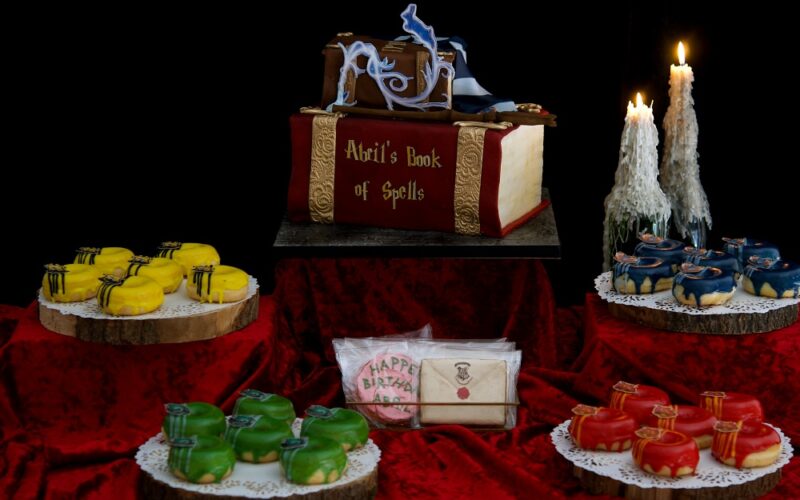 Harry potter cake, hogwarts donuts, harry potter cookies, mericakes, mesa dulce harry potter, harry potter dessert table, 9