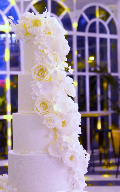 Tarta de boda de 6 pisos con encaje comestible