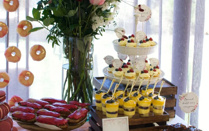 Mesa dulce rustica, Wedding dessert bar, wedding sweet table, barcelona wedding, mericakes, macarons, donuts, Eclairs, cupcakes ,5