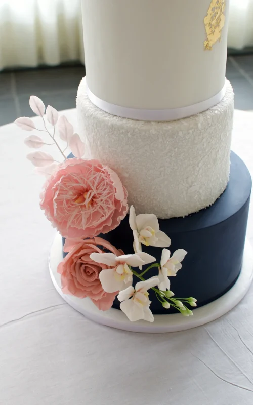 Navy and blooms Wedding Cake, tarta de boda, wedding cake, fondant cake, cake designer, flores de azucar, sugar flowers cake, barcelona cake, gold leaf cake, chocolate cake,5