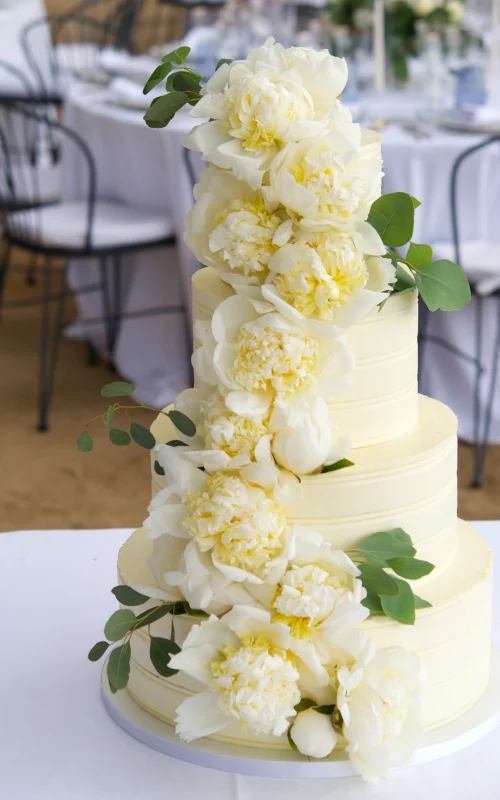 tarta de boda con peonias