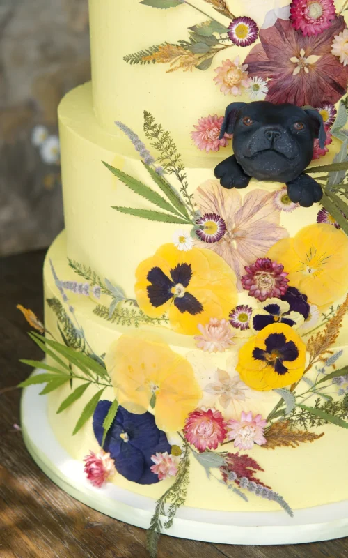 Pastel de boda decorado con flor prensada