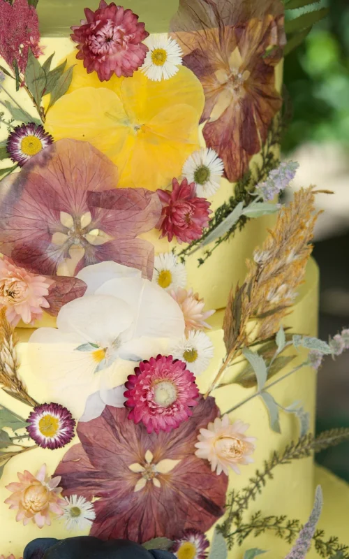 Tarta decorada con flor comestible prensada