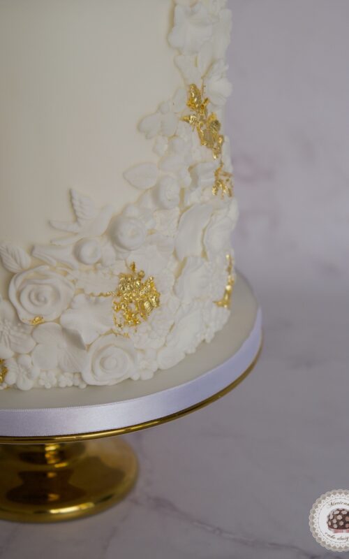 Relief and gold wedding cake, tarta bajo relieve, bas relief cake, mericakes, tarta de boda, barcelona wedding, wedding inspiration, pastel de boda, tartas eprsonalizadas, fondant cake, gold leaf cake, 6