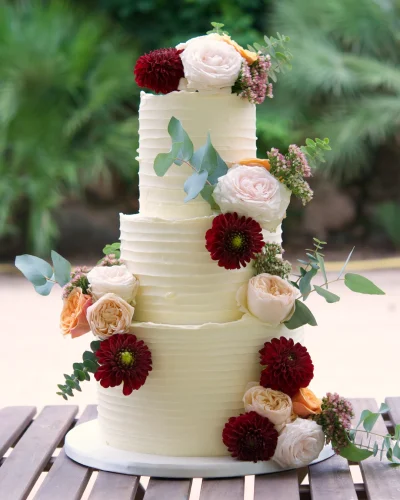 Romantic floral wedding cake, girona wedding, mericakes, guinness cake, fresh flower cake, buttercream wedding cake