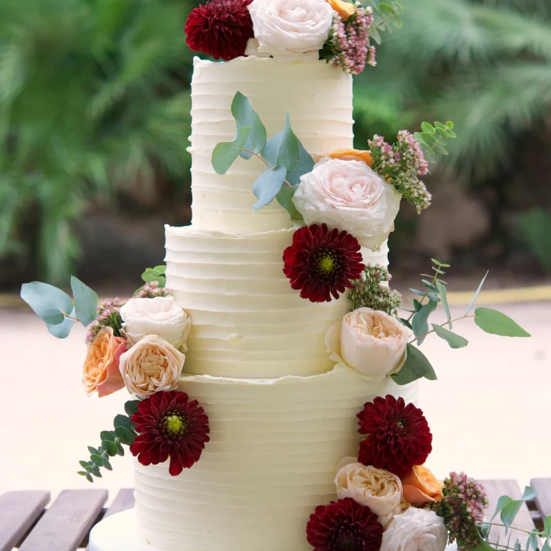 Romantic floral wedding cake, girona wedding, mericakes, guinness cake, fresh flower cake, buttercream wedding cake