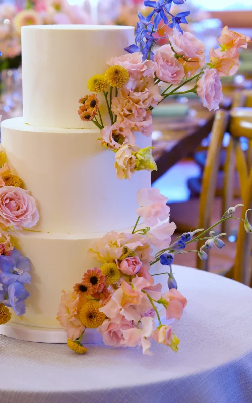 Tarta de boda con flor natural