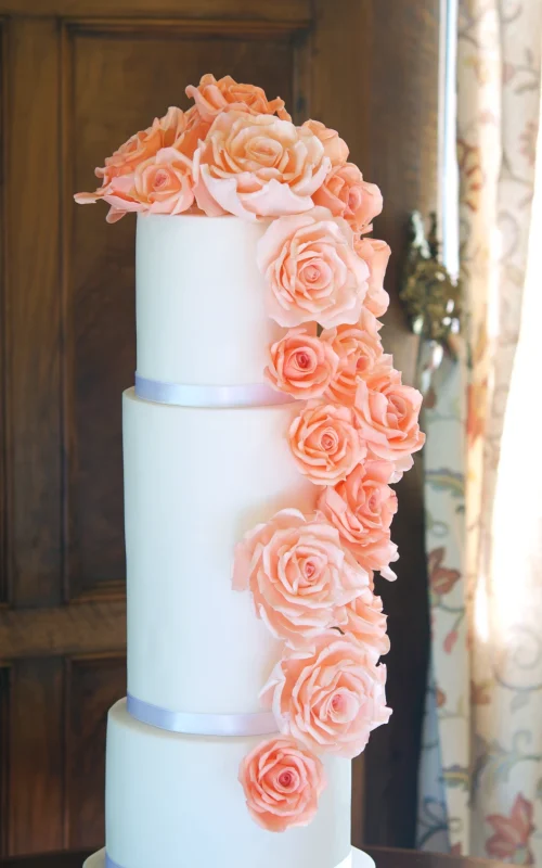 Tarta de boda con cascada de rosas de azúcar