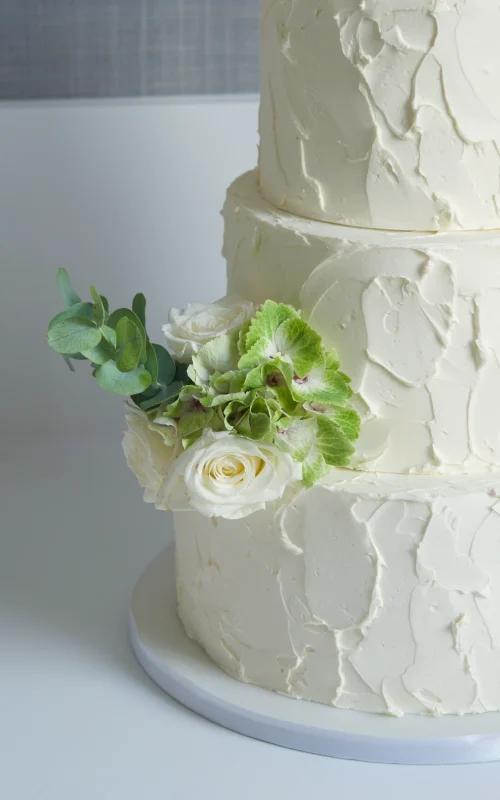 Tarta de boda rustica con flor natural