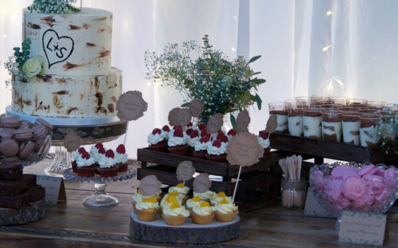 Rustic dessert table, Mesa dulce, sweet table, cream cake, wedding desserts, mericakes, macarons, cheesecake, barcelona wedding, cupcakes, tree cake, tarta de boda, 1