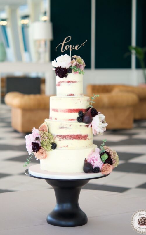 Semi naked cake, wedding cake, tarta de boda, red velvet, mericakes, esther conde catering, castell de sant marsal, flowers cake, peony, wedding cake topper, figs, blackberry, spain wedding
