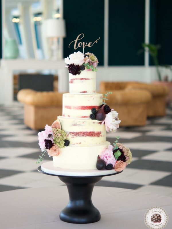 Semi naked cake, wedding cake, tarta de boda, red velvet, mericakes, esther conde catering, castell de sant marsal, flowers cake, peony, wedding cake topper, figs, blackberry, spain wedding