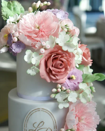 Tarta de boda con más de 150 flores de azúcar