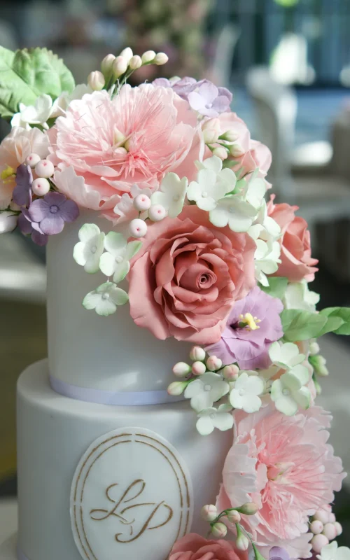 Tarta de boda con más de 150 flores de azúcar