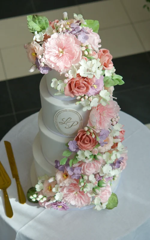 Tarta de boda con más de 150 flores de azúcar