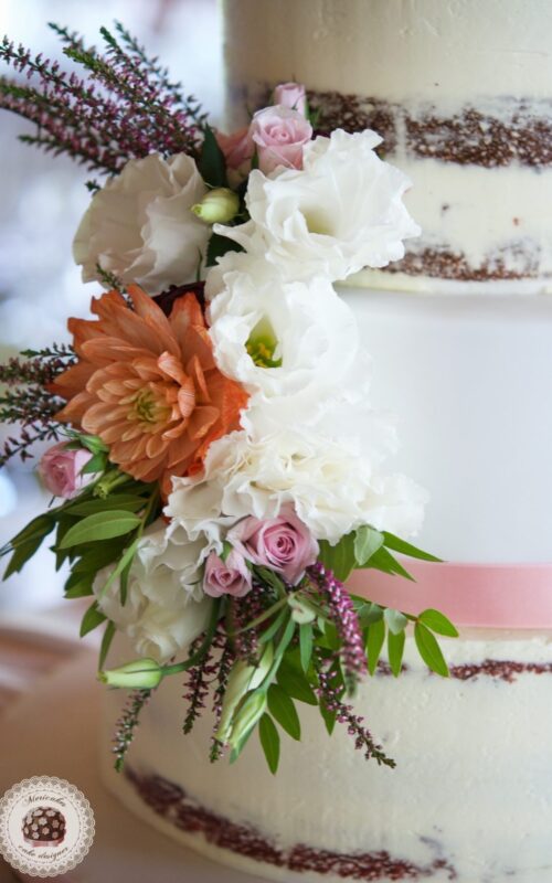 semi naked cake, wedding cake, tarta de boda, fondant, mericakes, fresh flowers, red velvet, mas de sant llei, pastel de boda, spain wedding, romantic wedding, rustic wedding