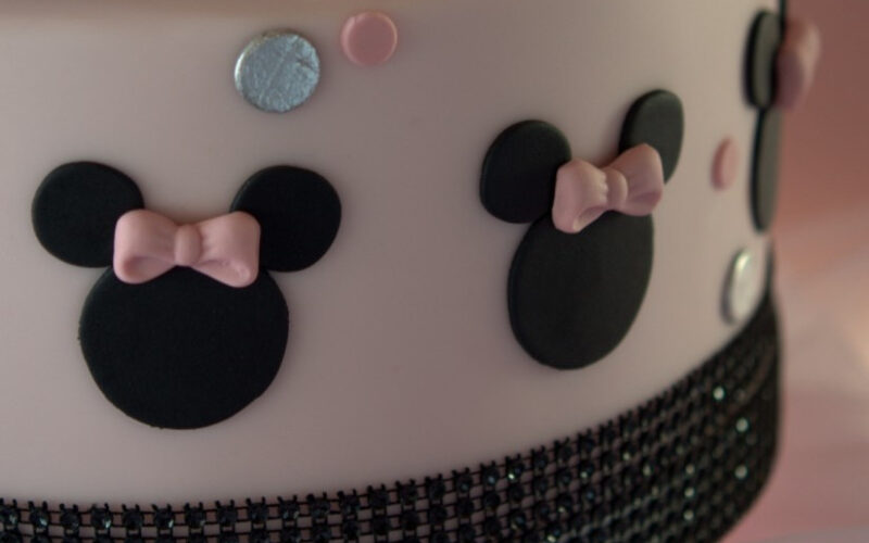 tarta-Minnie-Mousse-tartas-barcelona-tartas-decoradas-Mericakes-tarta-infantil-Disney-rosa-fondant-cumpleaños-vainilla-y-frambuesas-5-824x1024