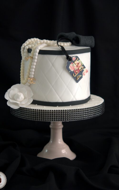 tarta-chanel-cake-birthday-camelia-perlas-box-barcelona-fondant-red-velvet-mericakes-tartas-decoradas-reposteria-creativa