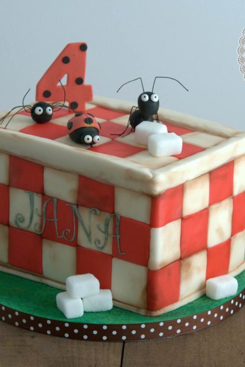 tarta-infantil-minusculos-barcelona-lady-bug-el-valle-de-las-hormigas-perdidas-barcelona-mericakes-fondant-antz-tartas-decoradas
