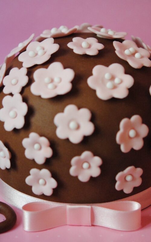 tarta-primavera-logo-mericakes-mericakes-tarta-sugarcraft-cake-sugarflowers-barcelona-cake-decorating-tartas-decoradas-nata-con-fresas
