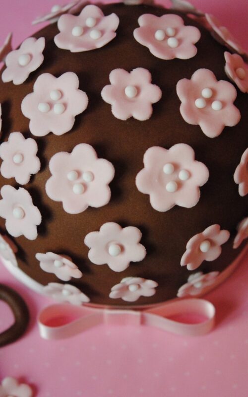 tarta-primavera-logo-mericakes-mericakes-tarta-sugarcraft-cake-sugarflowers-barcelona-cake-decorating-tartas-decoradas-nata-con-fresas0