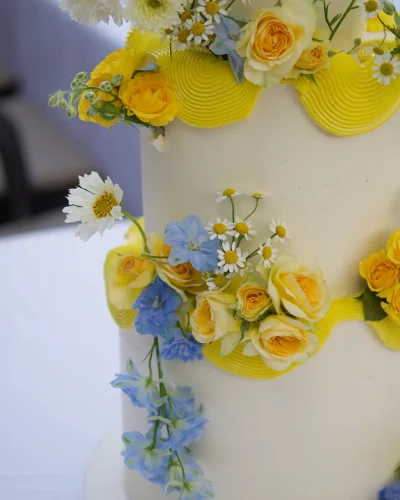 three-tier-wedding-cake-garden-setting-mericakes-barcelona.