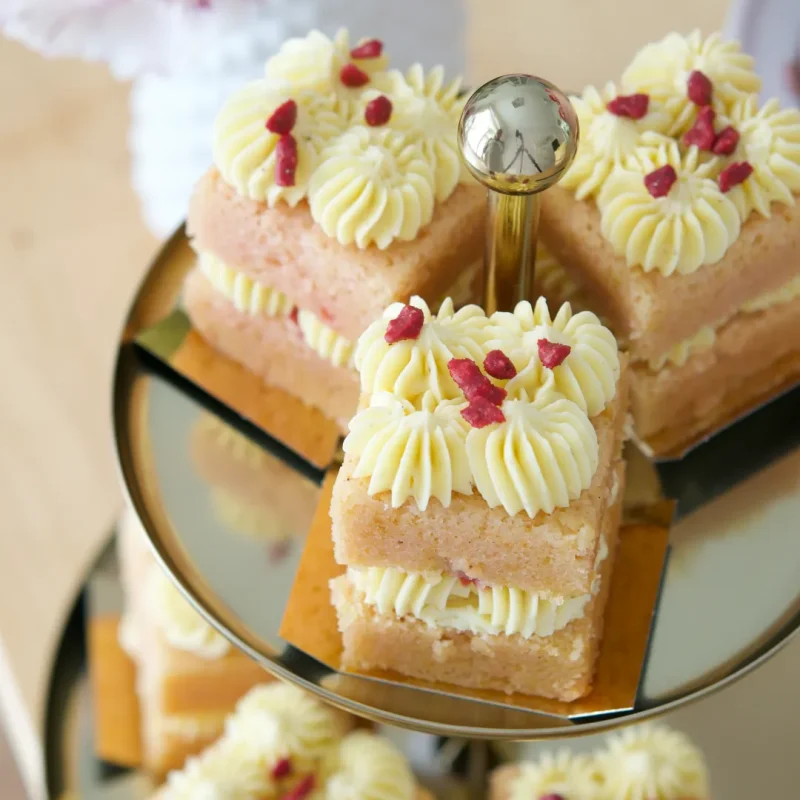 Tarta de rosas y almendras rellena con crema vainilla y reducción de frambuesas y cava.