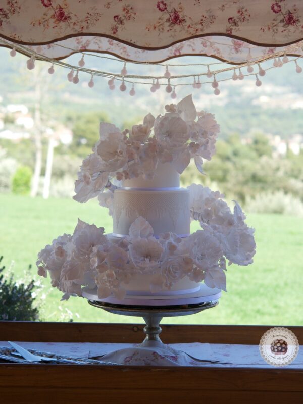 Floating floral cascade Wedding Cake, luxury wedding cake, tartas de boda, flores de azucar, sugar flowers, mericakes, rose and almond cake, champagne cream, barcelona, tarta fondant, sugar lace