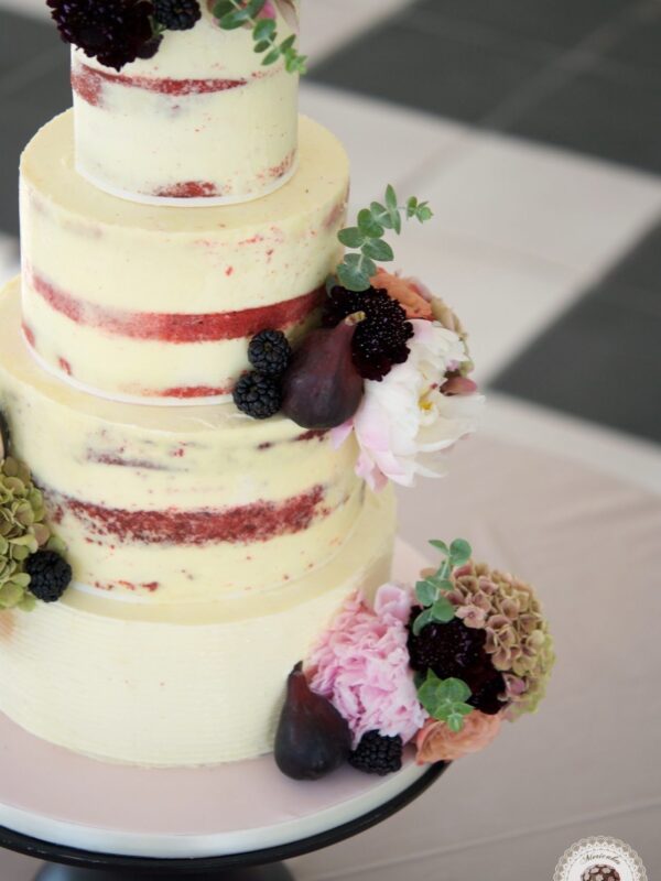 Semi naked cake, wedding cake, tarta de boda, red velvet, mericakes, esther conde catering, castell de sant marsal, flowers cake, peony, wedding cake topper, figs, blackberry, spain wedding 4